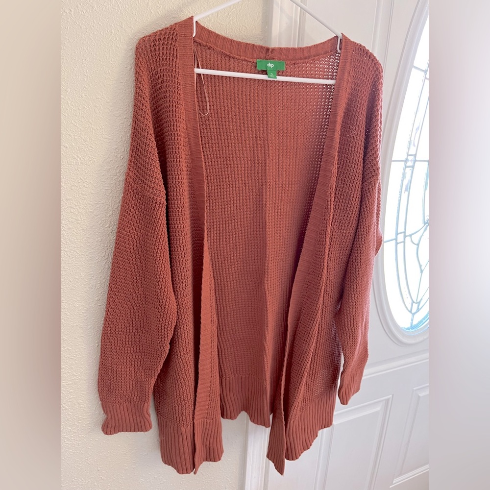 🍁 Lovingly Used Lightweight Dip Cardigan in Gorgeous Rust Color.